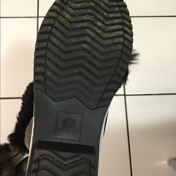 Women’s size 6 snow boots. Like new,Faux fur lined - Picture 3 of 4